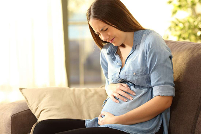 Đau bụng khi mang thai là triệu chứng rất phổ biến ở các mẹ bầu