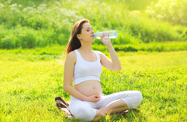 Mẹ bầu đừng quên bổ sung nước hàng ngày để phòng tránh táo bón và trĩ trong thai kỳ