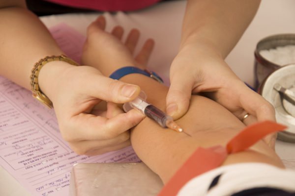 Chị em có thể xét nghiệm máu để đo nồng độ beta HCG xác định mang thai chưa