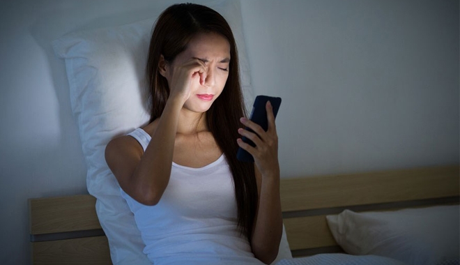 Dùng điện thoại liên tục về khuya ảnh hưởng thị giác và giấc ngủ của mẹ bầu sau chuyển phôi