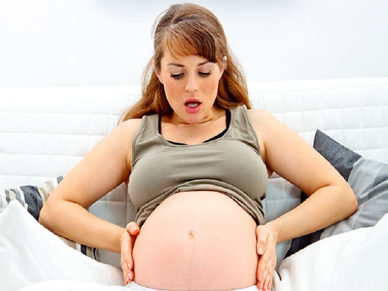 Gần đến ngày sinh, mẹ bầu ra máu âm đạo có thể nghĩ đến dấu hiệu sắp sinh