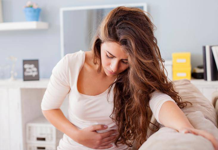 Mang thai ngoài tử cung khiến mẹ bầu đau bụng dưới, ra máu âm đạo ngay từ những tuần đầu thai kỳ